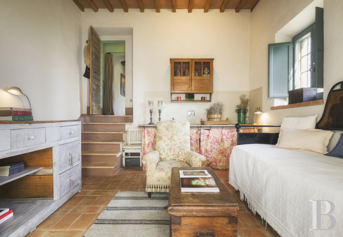 An old olive grove farmhouse restored to its former glory, overlooking the countryside in the Val d'Orcia in Tuscany - photo  n°23